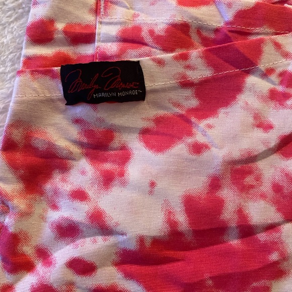 NWT Marilyn Monroe Scrub Top - Picture 3 of 5